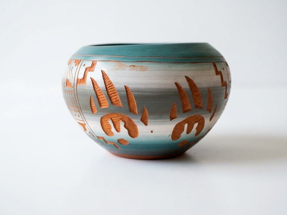 Vintage Navajo Etched Pottery Bowl Signed T.C. Dineh - Large Bear Paws Pot